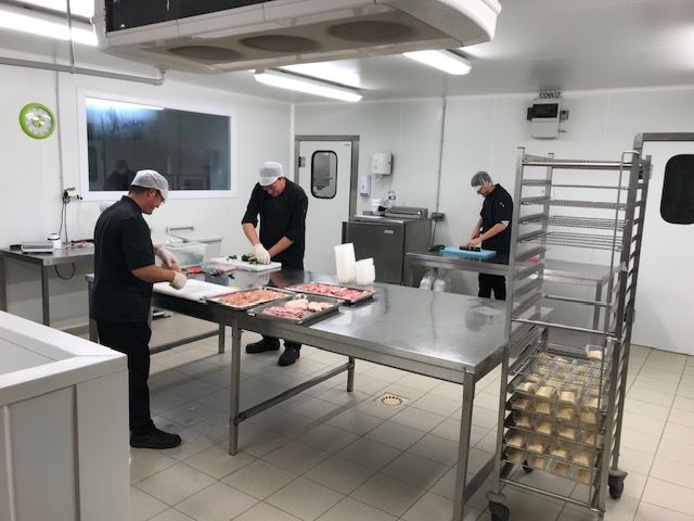 Notre équipe en cuisine préparant les repas du jour