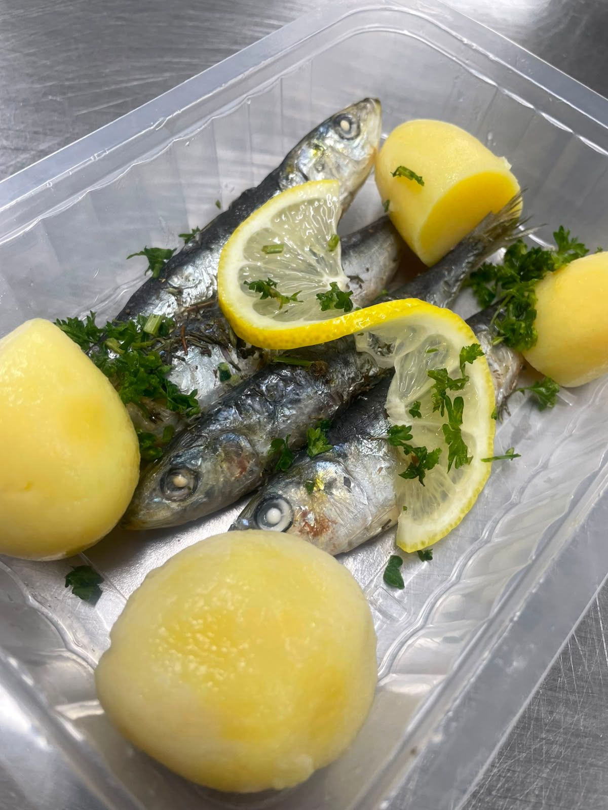Sardines grillées et pommes de terre, plat maison